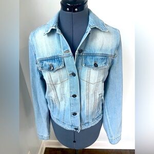 Love Tree Denim Jacket Sz M Light Wash 100% Cotton Button Front Classic Trucker